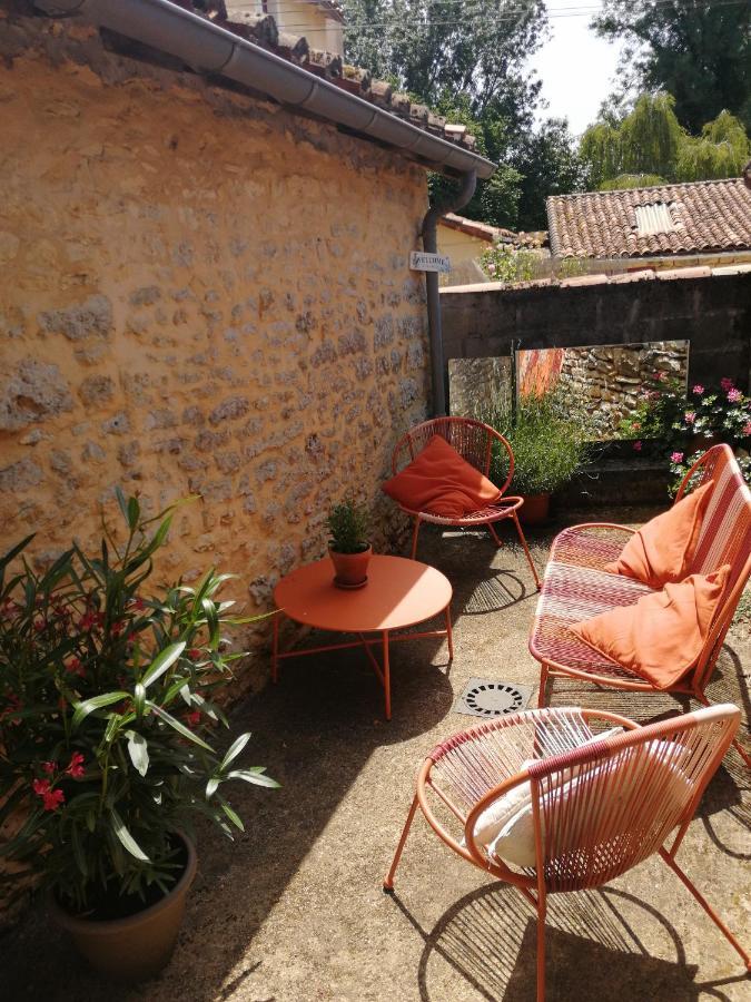 Traditional Stone Cottage Condac Екстер'єр фото